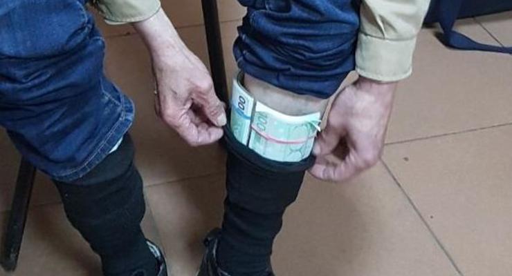 Пограничники задержали украинца, прятавшего в носках 25 тысяч евро