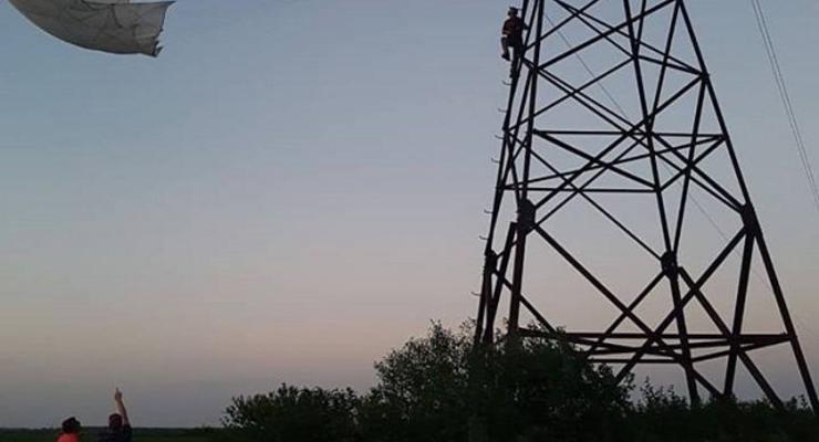 На Ивано-Франковщине парашютист повис на проводах