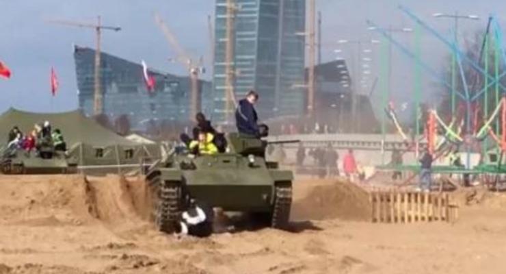 В России танк наехал на людей