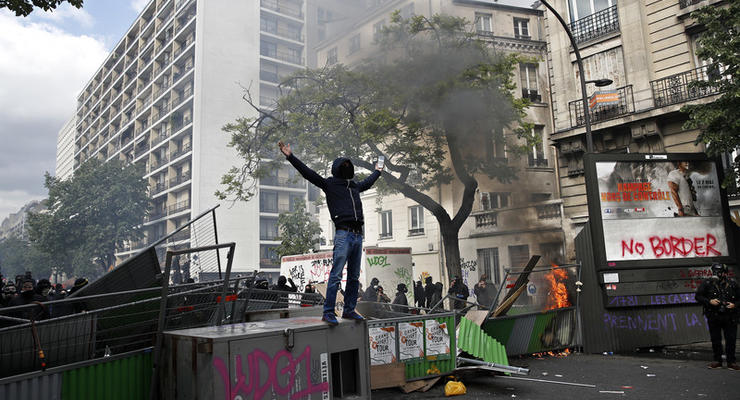 Макрон осудил беспорядки в Париже