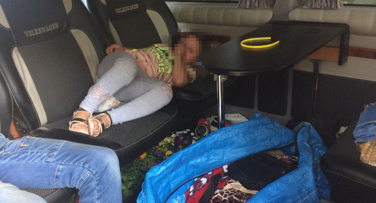 Закарпатские пограничники нашли среди сумок 5-летнюю девочку