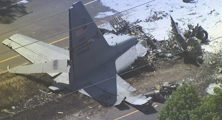 Падение военно-транспортного самолета в США сняли на видео