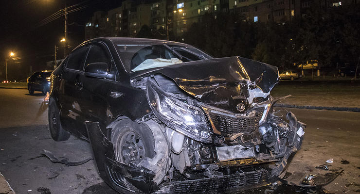 В Киеве автомобиль Kia протаранил три машины