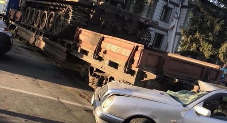 В Киеве Mercedes столкнулся с поездом, перевозившим танк