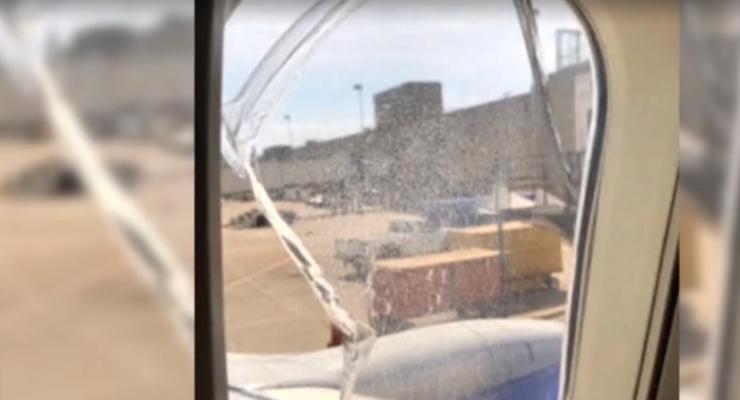 В США самолет приземлился с разбитым иллюминатором