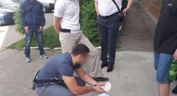 Трех сотрудников Хлеб Украины и заммэра Черновцов поймали на взятке