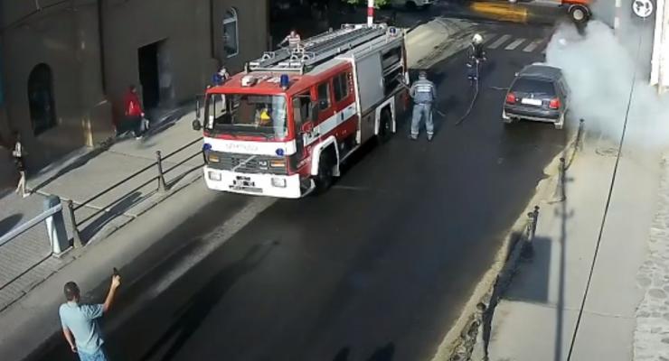 В Берегово загорелось авто с женщиной и ребенком