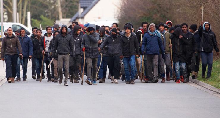 Во Франции 50 мигрантов забросали полицию камнями