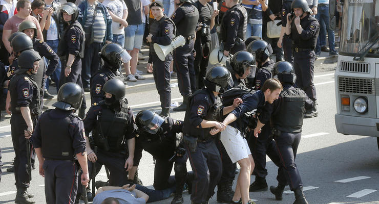 ЕС осудил действия властей РФ во время протестов
