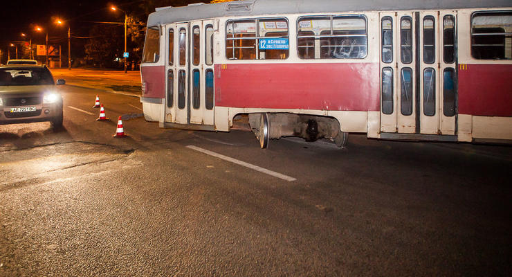 В Днепре у трамвая на ходу отвалилось колесо