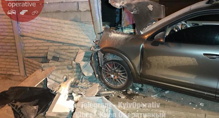 В Киеве водитель автомобиля Porsche разнес гараж