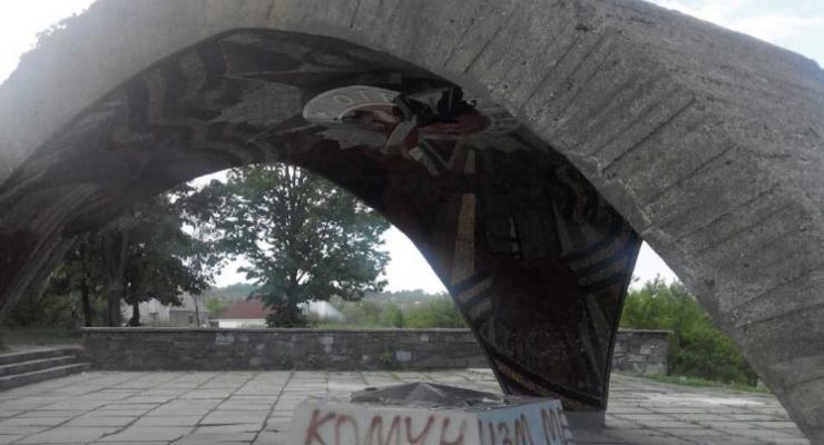 В Днепре вандалы повредили мемориал советским воинам