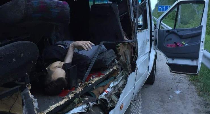 На трассе Киев-Харьков в ДТП погиб пассажир микроавтобуса