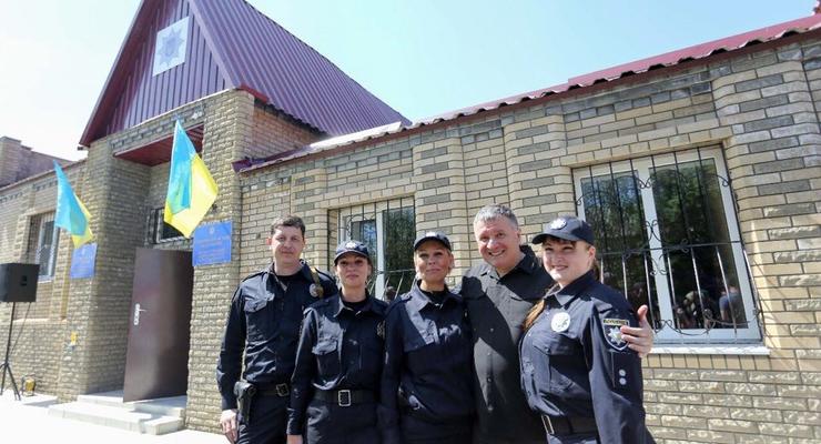 Аваков открыл полицейский участок в 25 километрах от Луганска