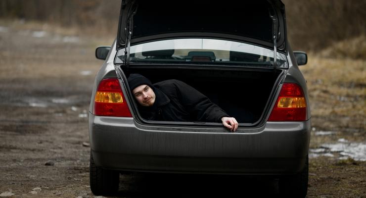 Под Киевом мужчину вывезли в багажнике, избили и ограбили "за флирт" с девушкой