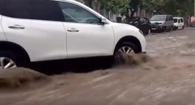 В Симферополе затопило улицы