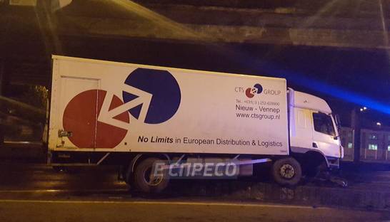 В Киеве пьяный водитель на грузовике протаранил опору путепровода