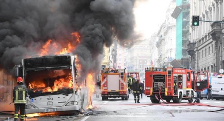 В центре Рима загорелся автобус с пассажирами