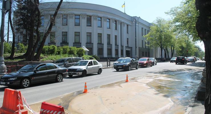 В Киеве Рада и Кабмин остались без воды из-за аварии