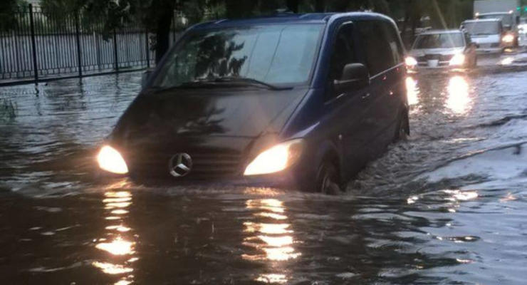 Ливень в Черкассах: спасатели вылавливали авто из воды