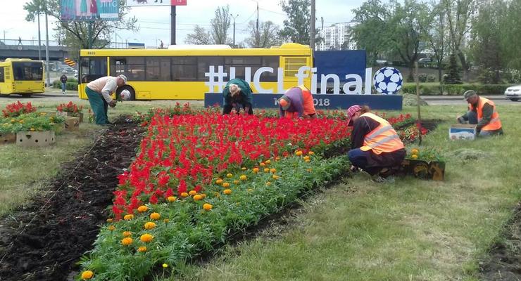 Киев украшают цветочными панно к финалу ЛЧ