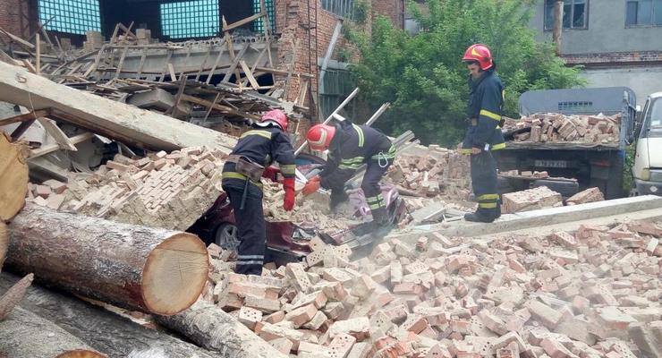 В Хмельницкой области рухнула стена: расплющило два авто