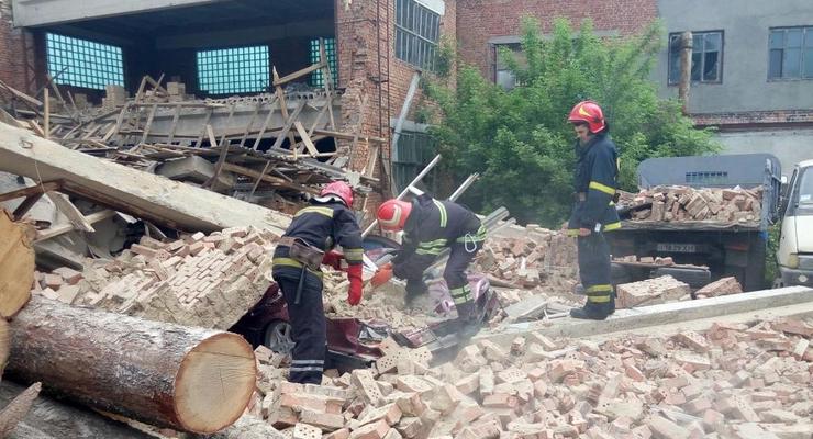 В Хмельницкой области рухнула стена мебельной фабрики