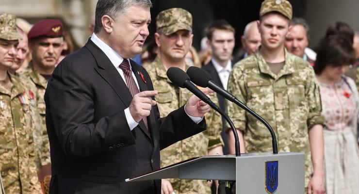 Украинская армия вооружена лучше, чем за всю ее историю - Порошенко