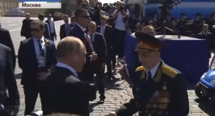 Охрана Путина грубо оттолкнула ветерана после Парада Победы
