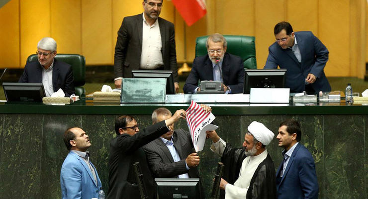 В парламенте Ирана сожгли флаг США