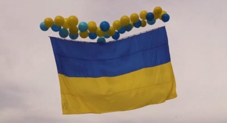 В небо над Горловкой запустили украинский флаг