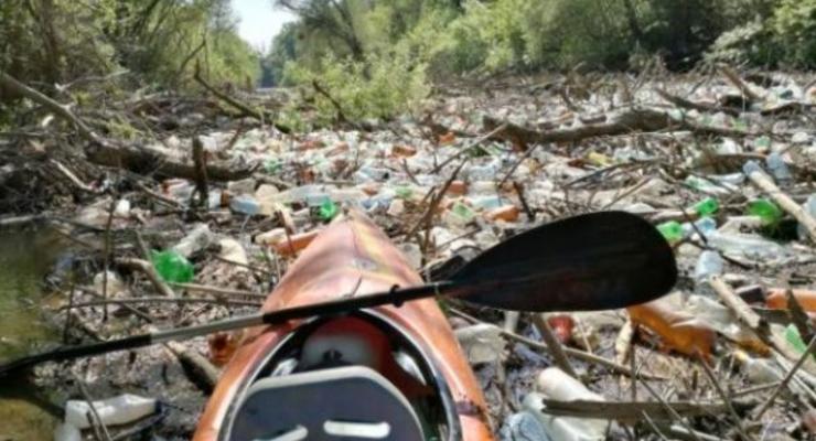 Кучу мусора несет по реке из Украины в Венгрию и Словакию