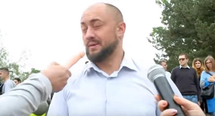 В Николаеве депутату-оппоблоковцу ткнули в лицо фаллоимитатор