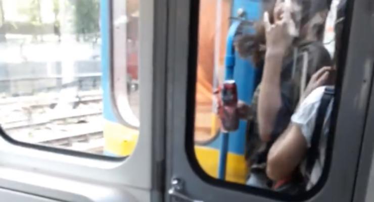 В Киеве девушки проехались между вагонами метро