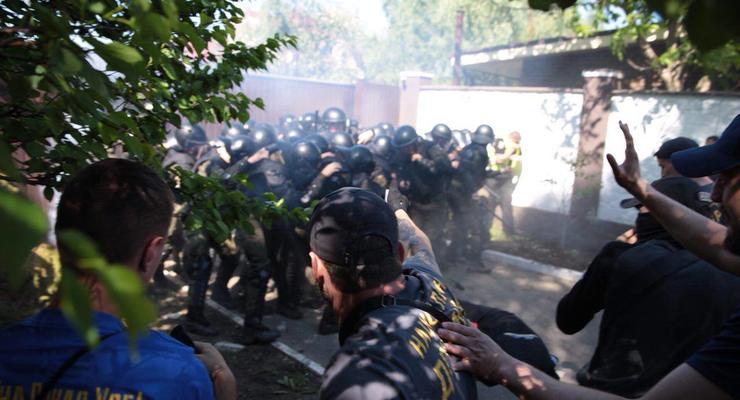 Возле дома Левочкина подрались активисты Нацкорпуса и правоохранители