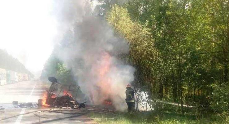 В Житомирской области ДТП с пожаром: погибли трое