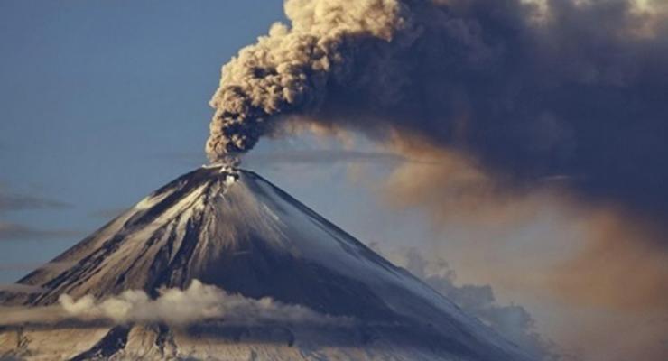 На Камчатке вулкан выбросил шестикилометровый столб пепла