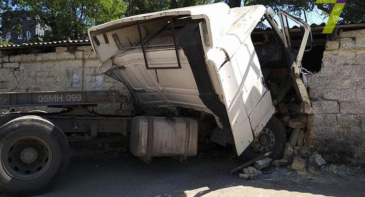 В Одессе грузовик врезался в здание