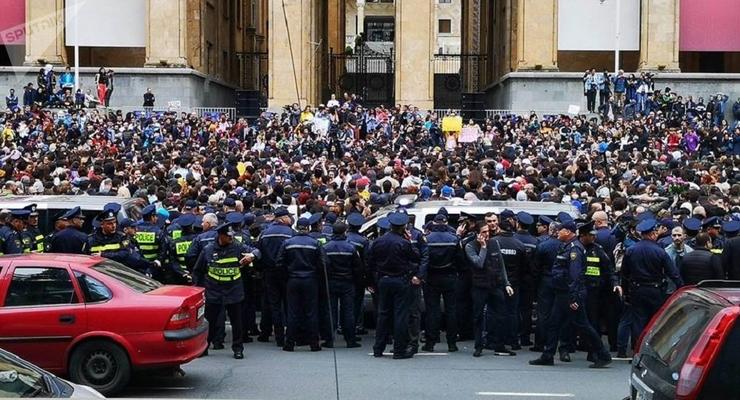В Грузии происходят протесты из-за антинаркотических рейдов в клубах