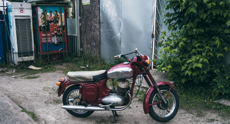 В Киеве пьяный мотоциклист проехал сто метров и "вырубился"