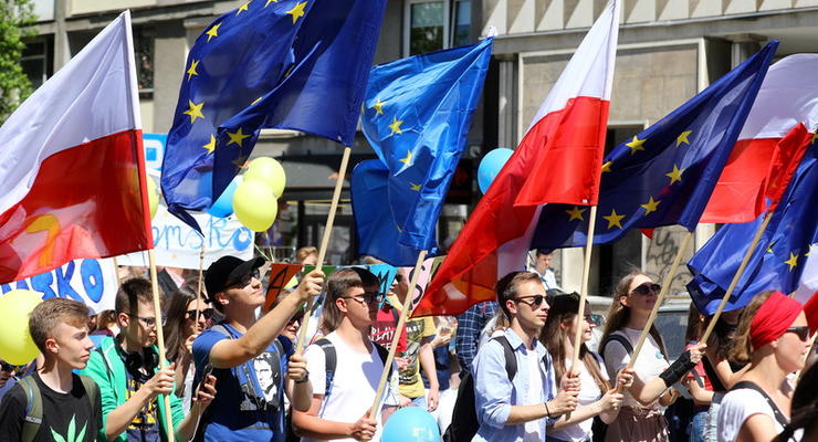 Тысячи поляков митинговали против политики властей