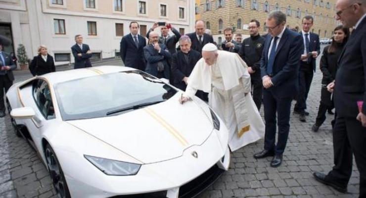 Lamborghini Папы Римского продали на аукционе