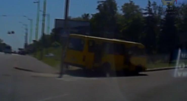 В Киеве неадекватный водитель маршрутки снес дорожный знак