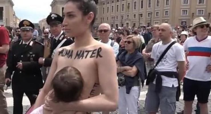 Femen в Ватикане устроили акцию с кормлением грудью