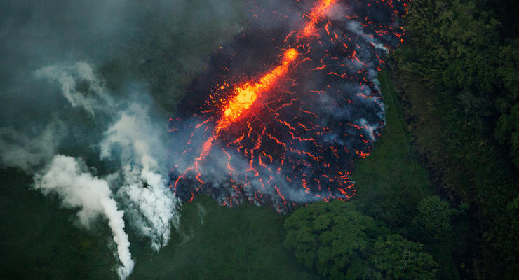На Гавайях вулкан образовал 300-метровый разлом