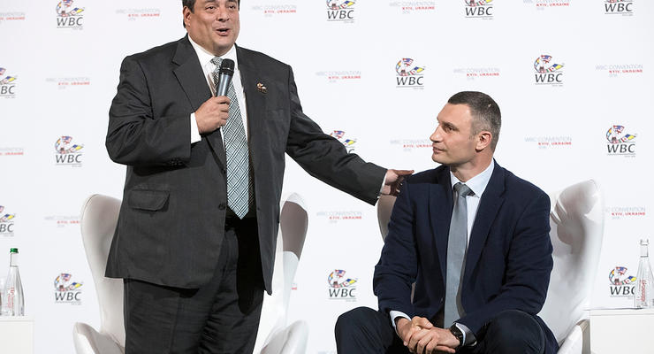 В Киеве пройдет Конгресс Всемирного боксерского совета: Кличко и президент WBC подписали контракт
