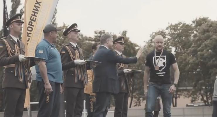 Ветеран Азова отказался пожать руку Порошенко