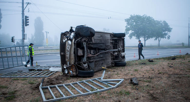 В Днепре авто снесло 10 метров забора: водитель погиб
