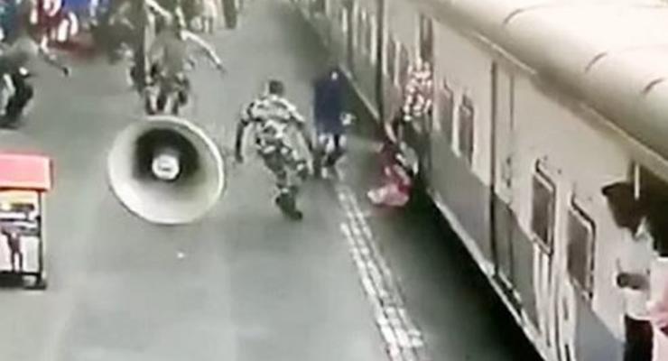 В Индии военный выхватил девочку из-под поезда
