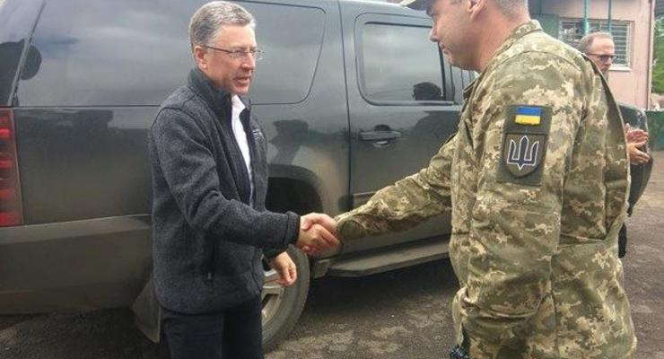 На Донбассе Волкер встретился с командующим ООС